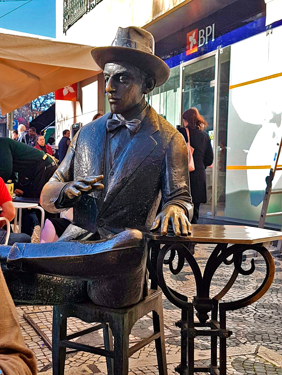 Estátua do majestoso poeta português Fernando Pessoa, do Mestre Lagoa Henriques