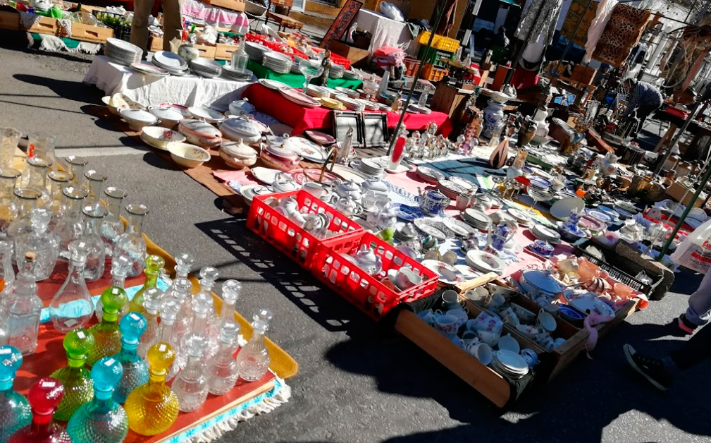 A Feira de Tristán Narvaja em Montevideo é uma das opções de passeio