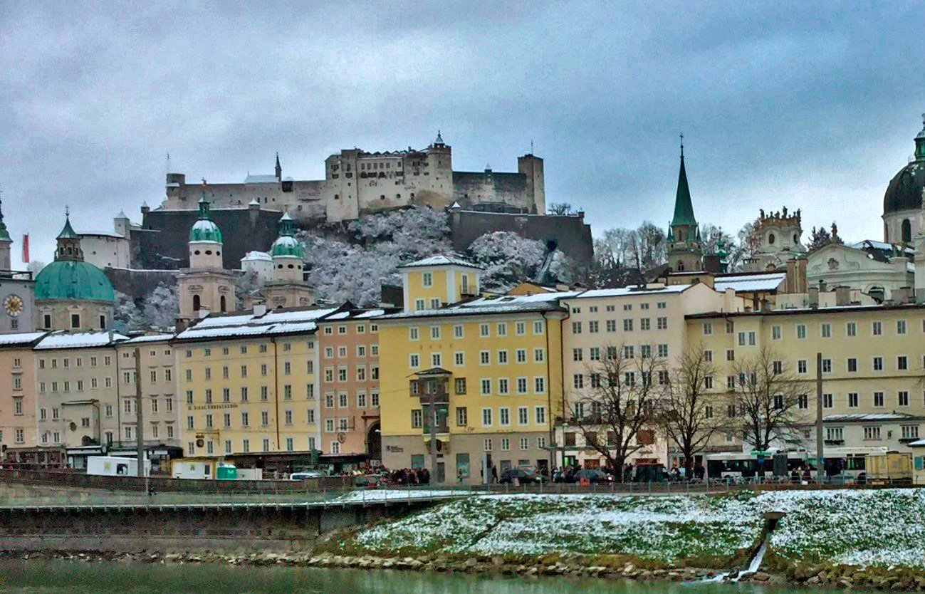 Fortaleza de Hohensalzburg domina o cenário em Salzburg