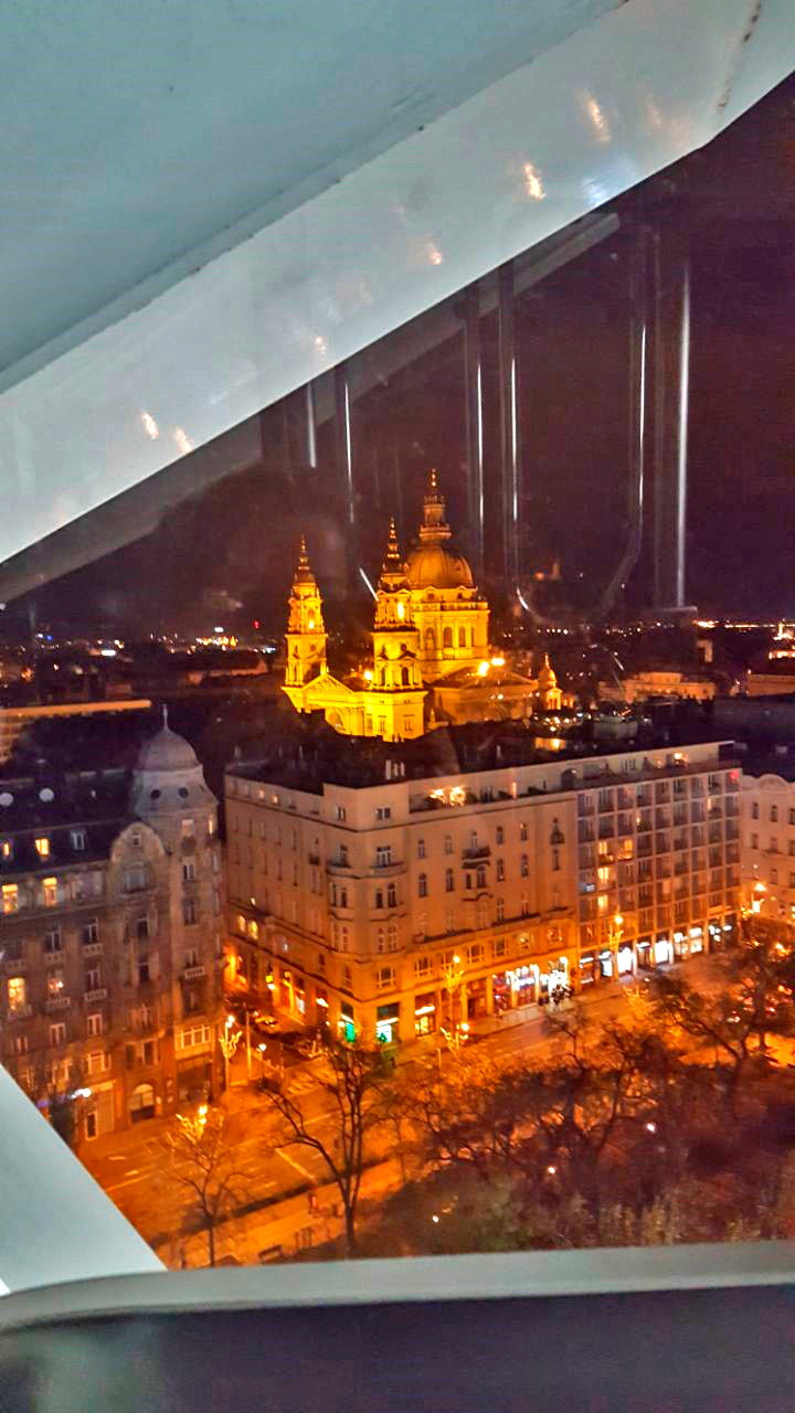 Foto tirada lá do alto e dentro da roda gigante de Budapeste