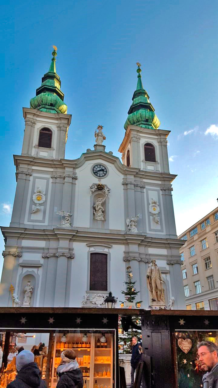 Essa é a Igreja de Mariahilf que encontramos a caminho do Café Central