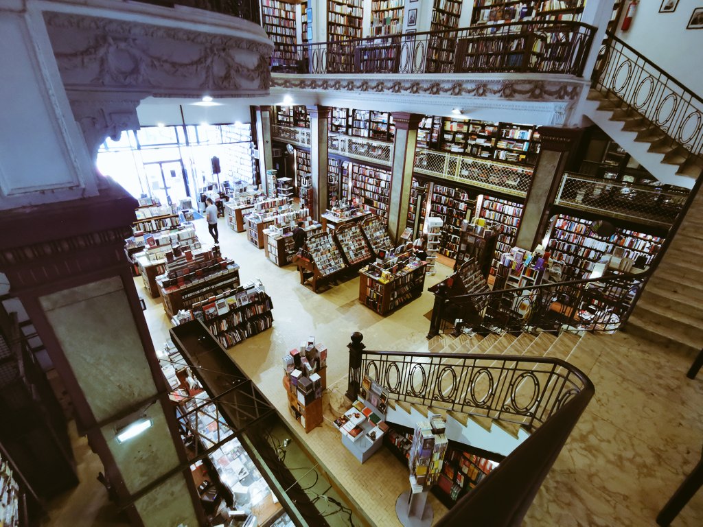 Interior livraria Más Puro Verso