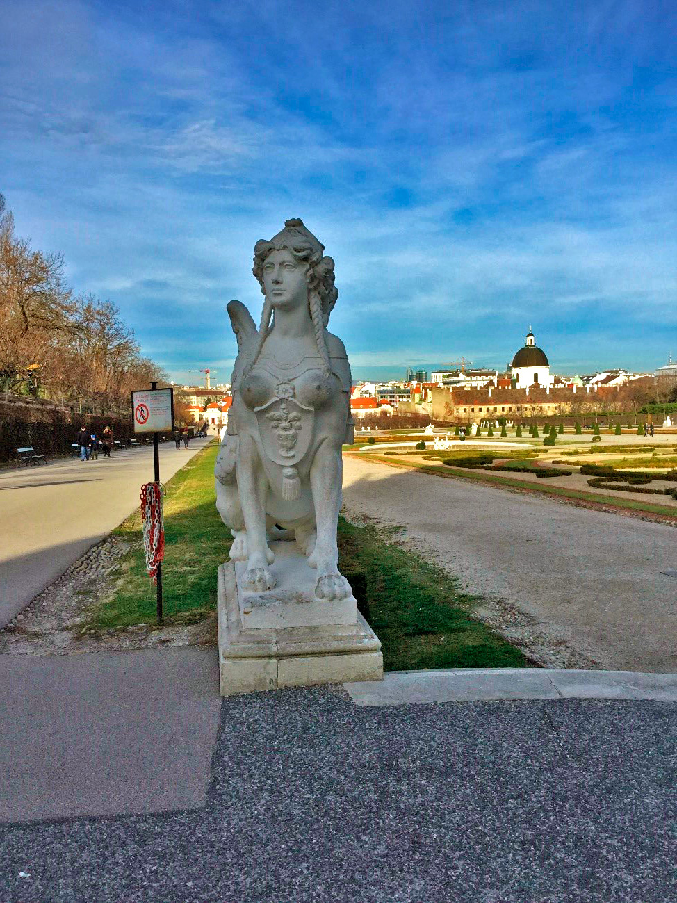 Lindo monumento no jardim do Palácio Belvedere