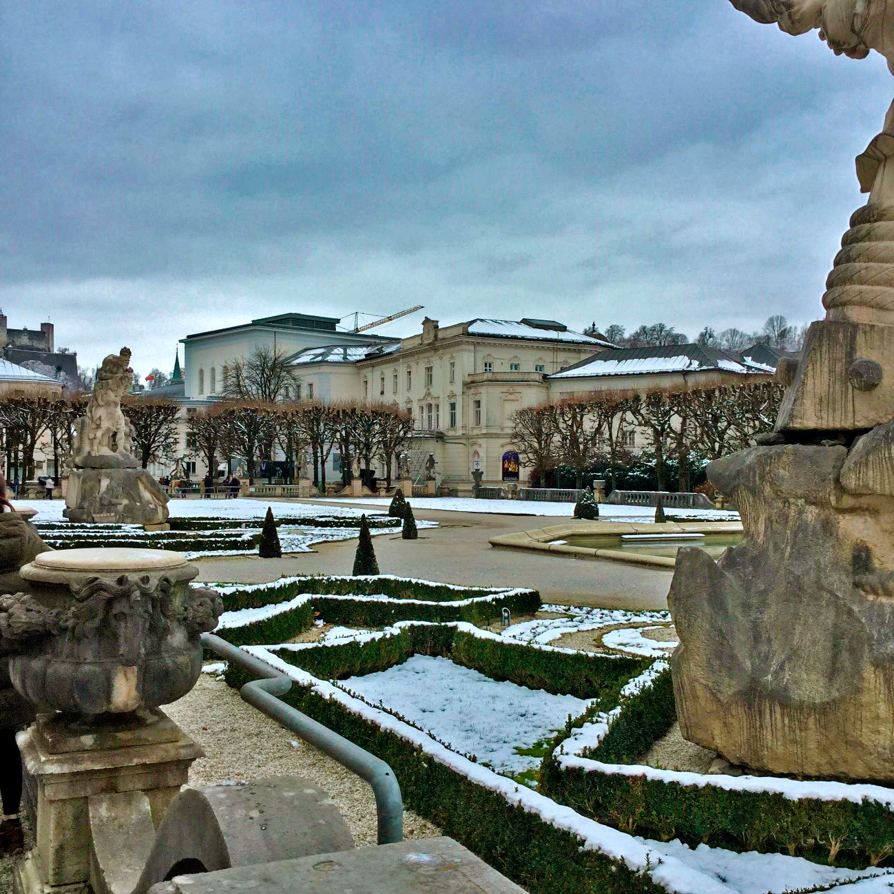 Vista dos Jardins Schloss Mirabell com neve