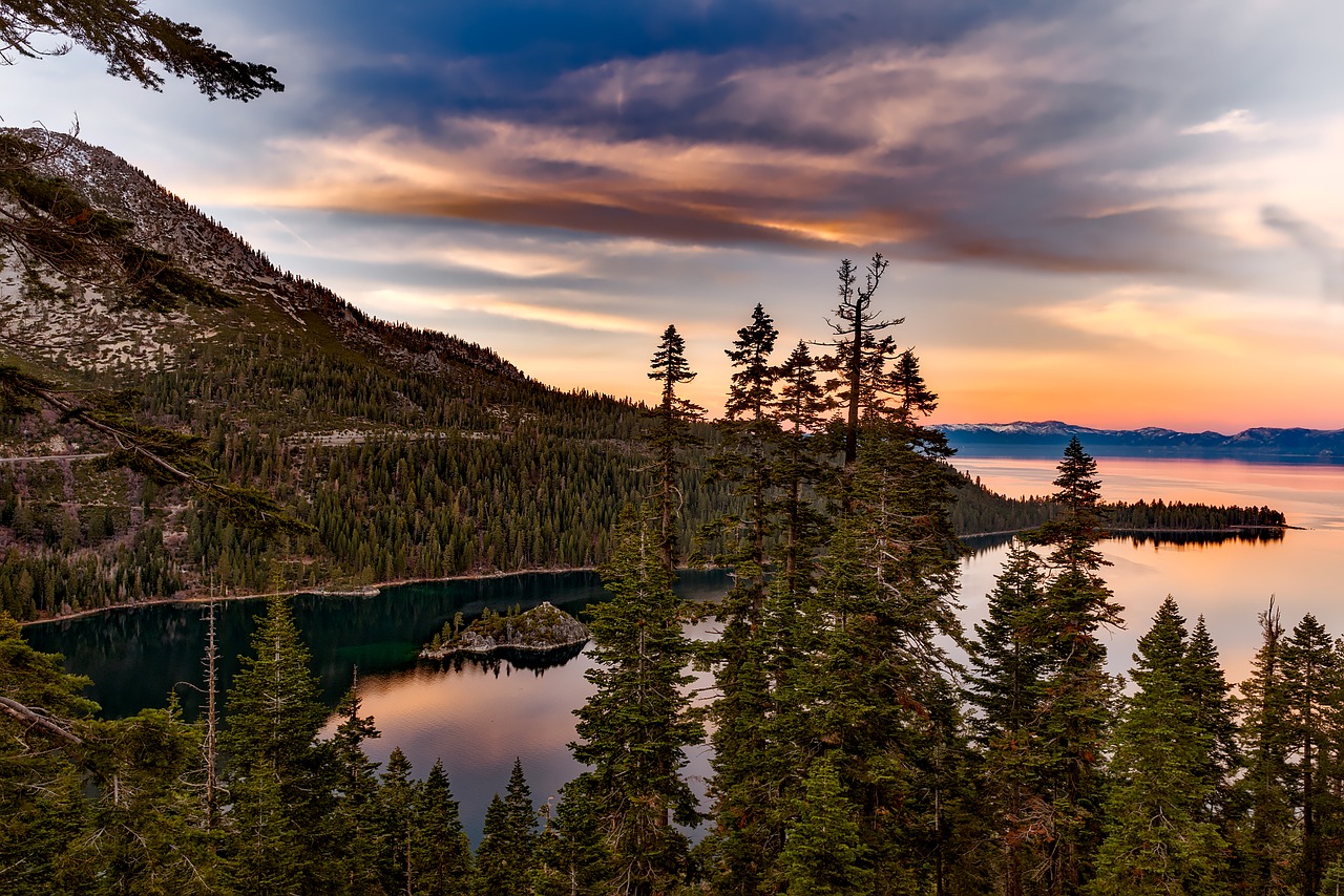 Pôr-do-sol no Lake Tahoe na Califórnia