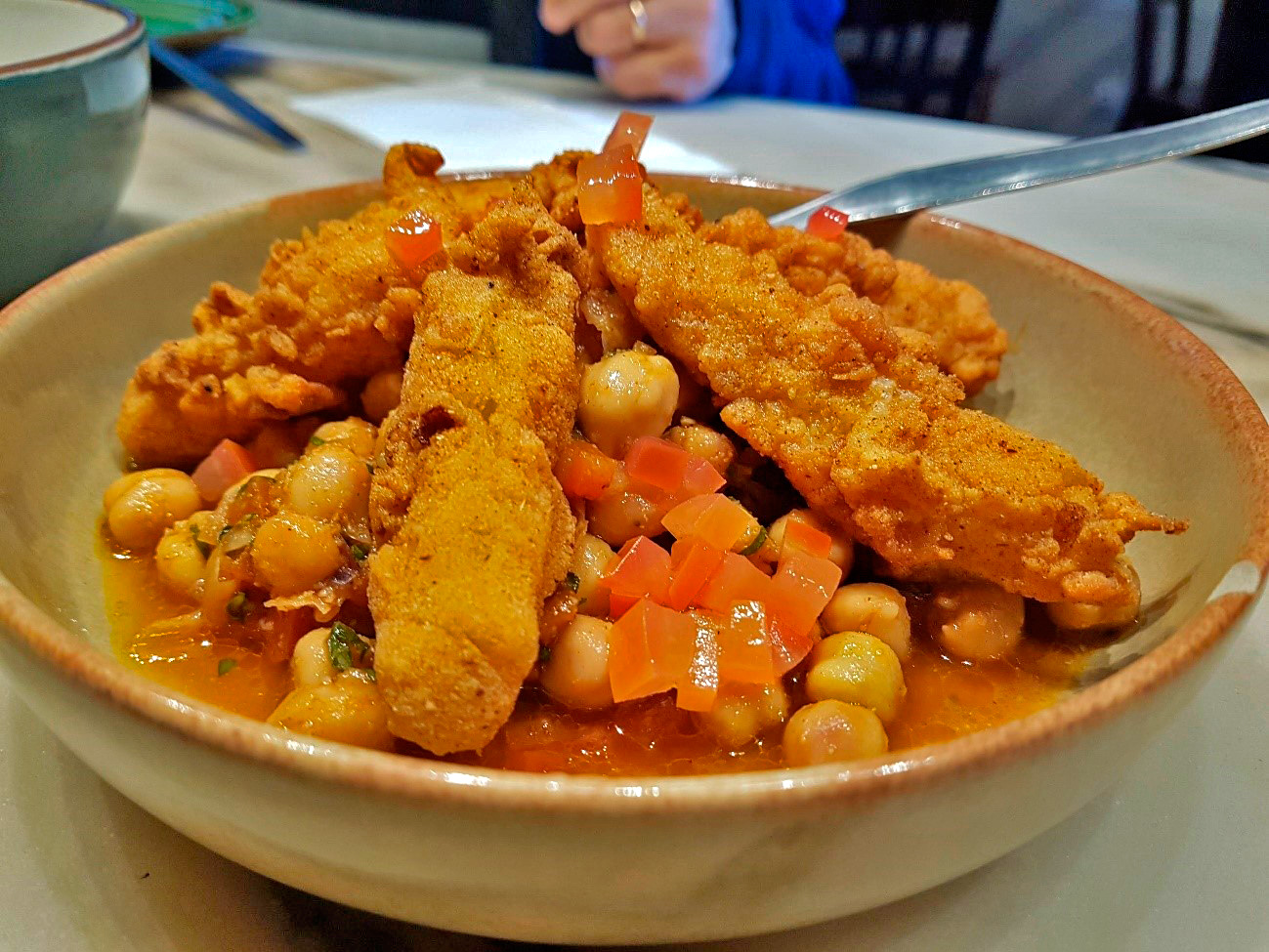 Experimentamos o prato com língua de bacalhau no Restaurante Taberna Sal Grosso