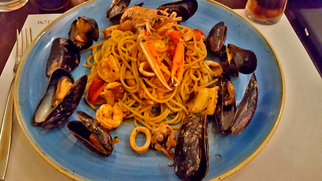 Macarrão com frutos do mar no Bottega di Brontolo