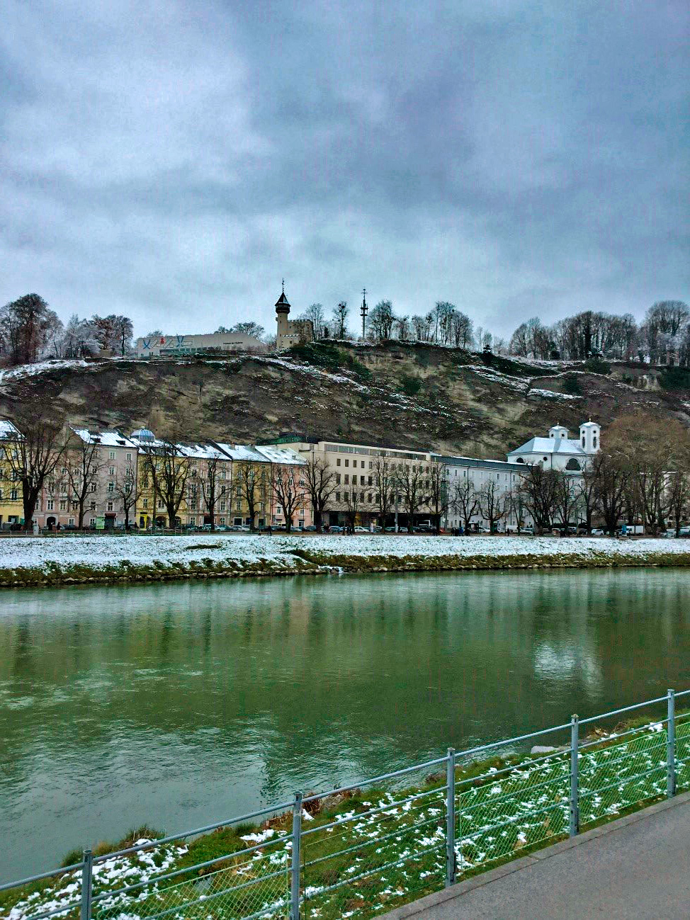 Margem do Rio Salzach, com vista para a Cidade Nova, na outra margem