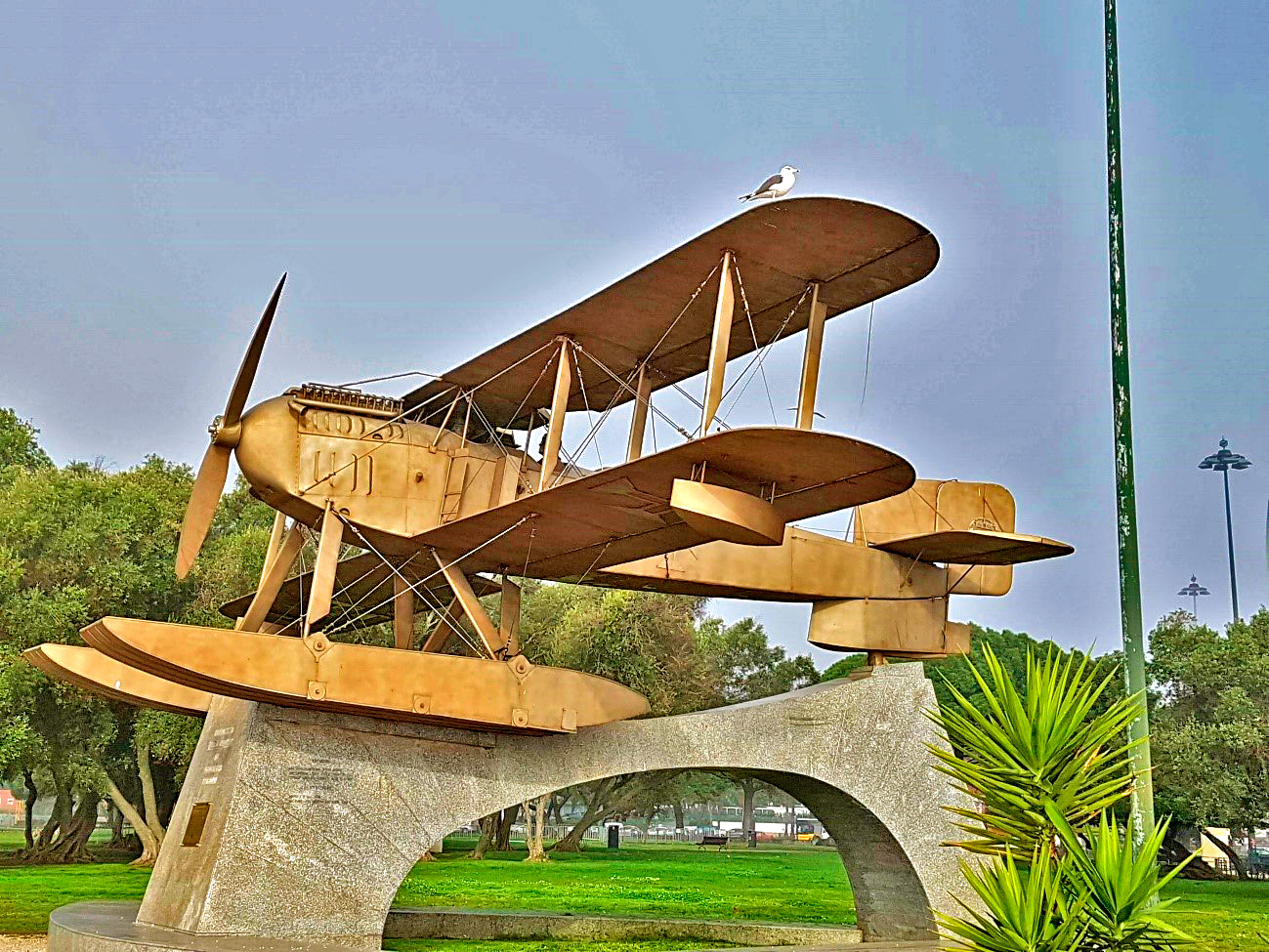 Avião e Monumento da 1ª Travessia do Atlântico