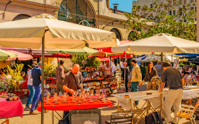 Onde fazer compra em Montevidéu? Vista exterior do mercado alimentar tradicional no bairro Ciudad Vieja