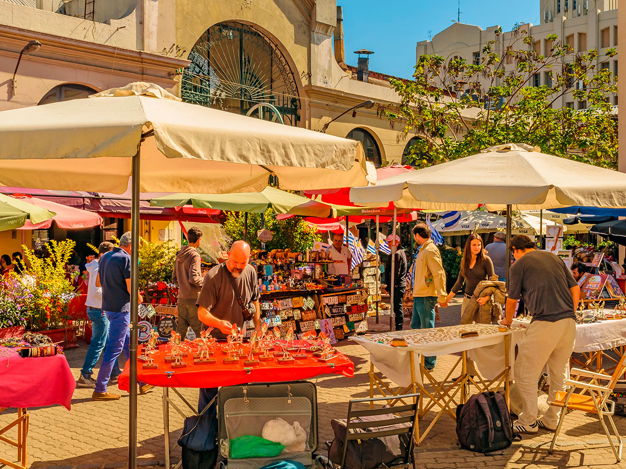 Onde fazer compra em Montevidéu? Vista exterior do mercado alimentar tradicional no bairro Ciudad Vieja