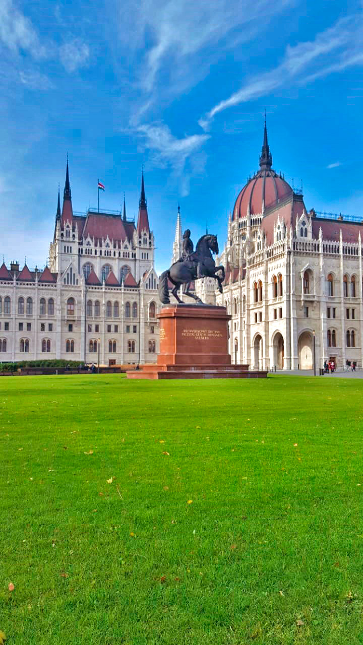 Uma das construções de destaque do lado Peste é o Parlamento Húngaro