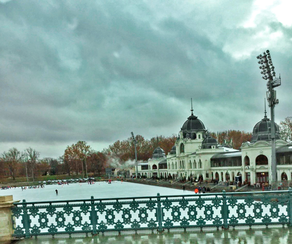 O Parque da Cidade de Budapeste vira uma pista de patinação no gelo no inverno
