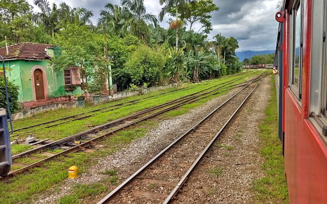 Passeio de trem de Curitiba até Morretes