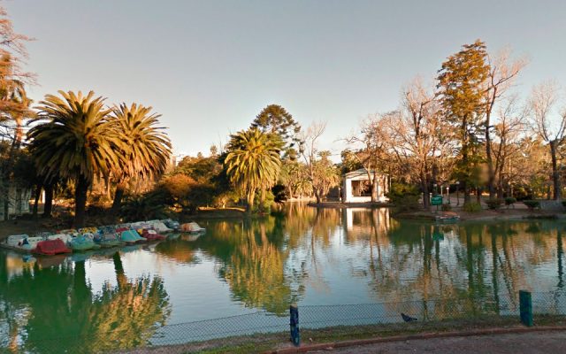 O passeio de pedalinho é uma das atrações do Parque Rodó