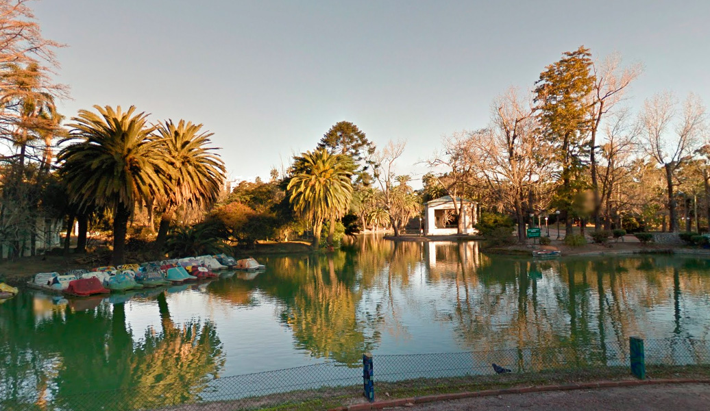 O passeio de pedalinho é uma das atrações do Parque Rodó