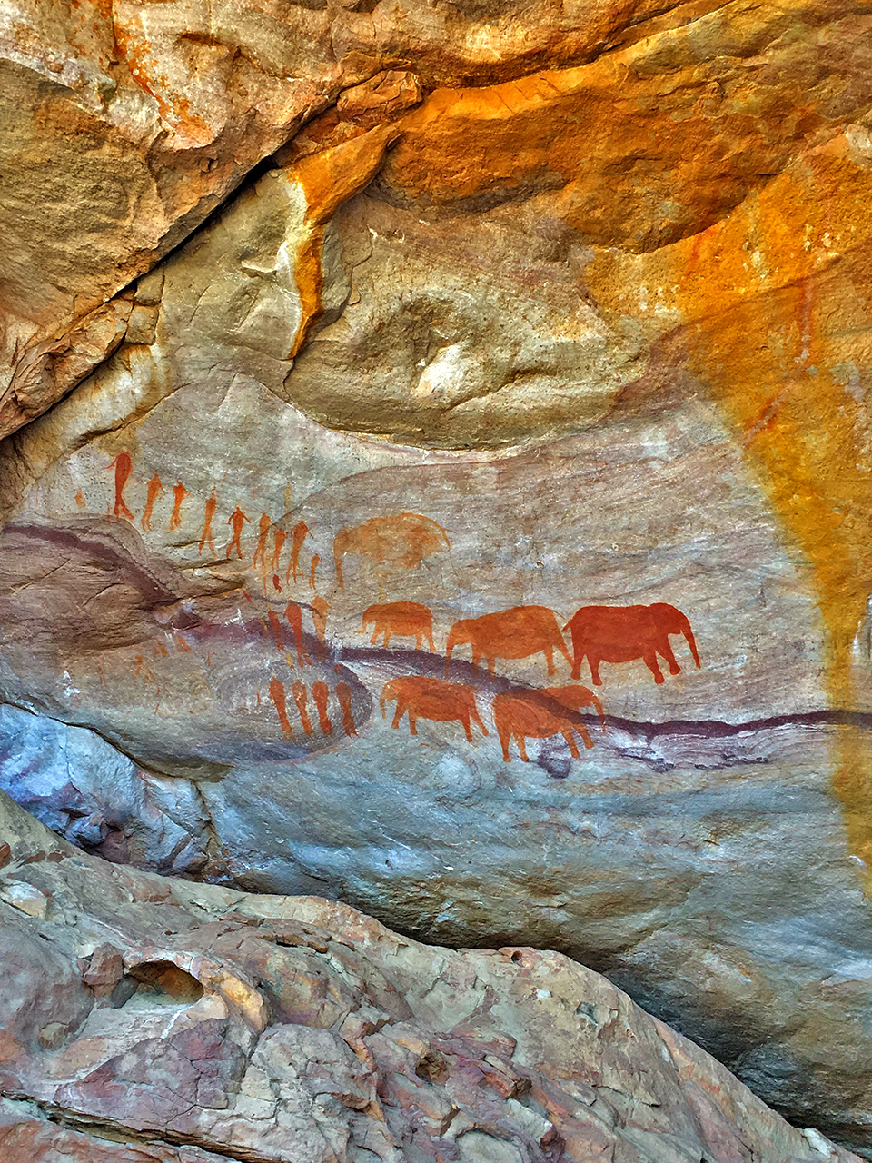 Rock Art de Cederberg, que fica perto das “Stadsaal Caves”, cavernas que também fazem a gente imaginar como era a vida por lá há tantos milênios atrás.