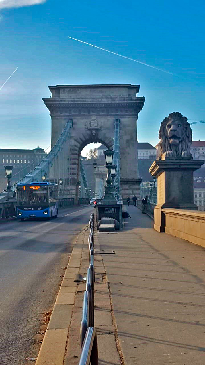 A ponte das correntes virou atração turística em Budapeste