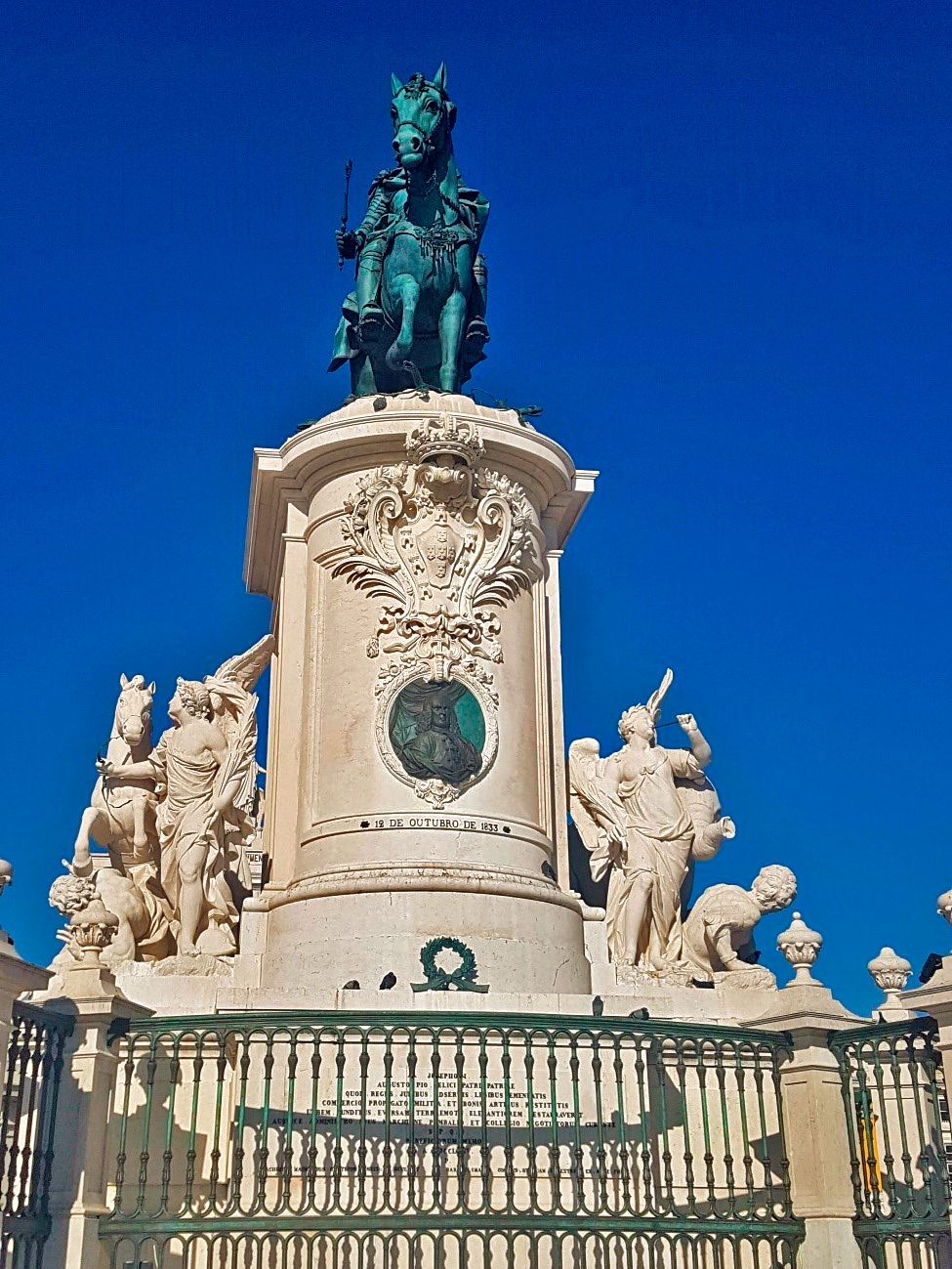 Essa é a linda Praça do Comércio em Lisboa