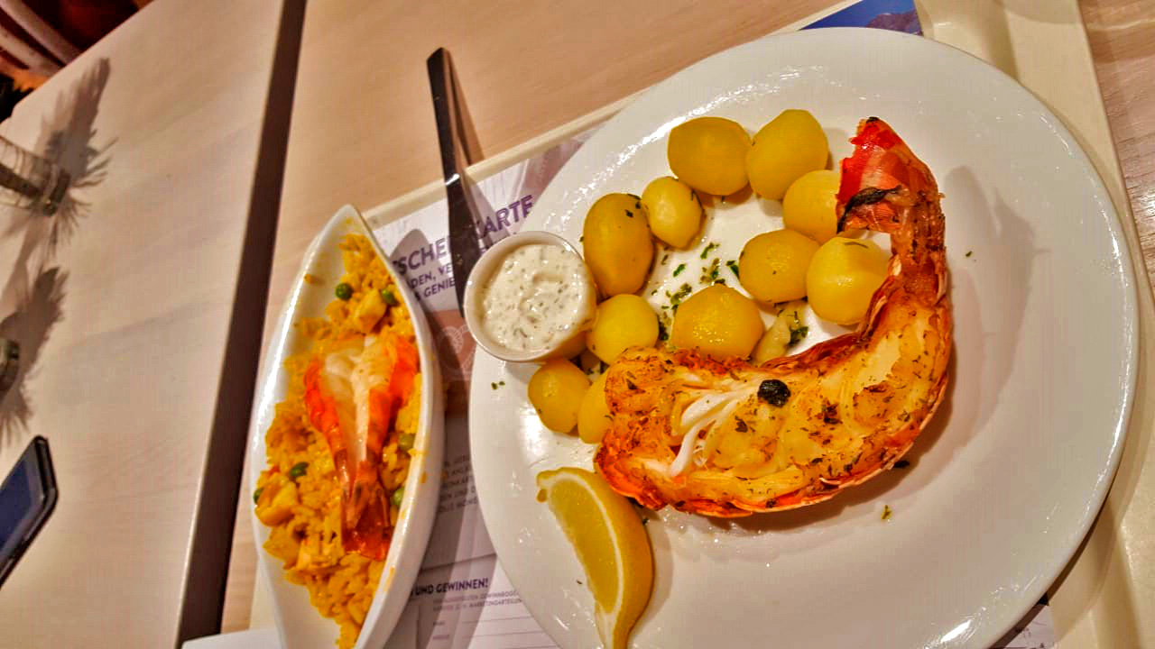 Calda de Lagosta acompanhado de arroz com frutos do mar, molho e batatas