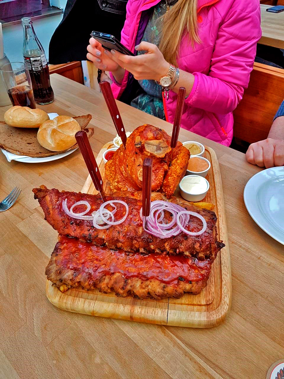 A família saboreando costela e joelho de porco no Salm Bräu Gatstatte