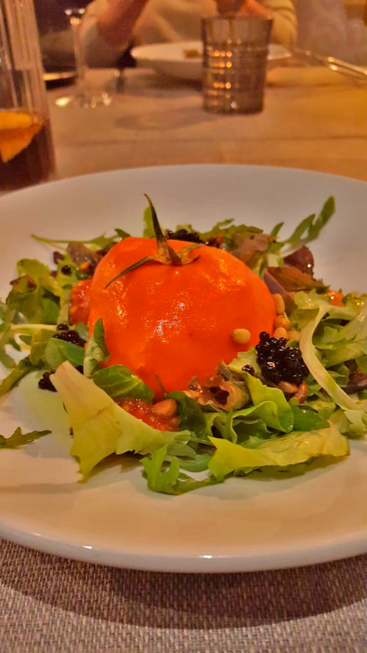 Salada com caviar no restaurante Caviar & Bull Budapest