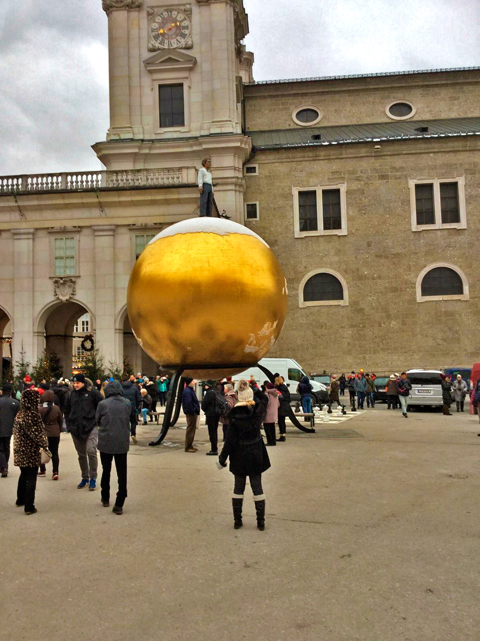 Na foto, minha filha Flavia aprecia a majestosa e intrigante Bola dourada, o monumento Sphaera
