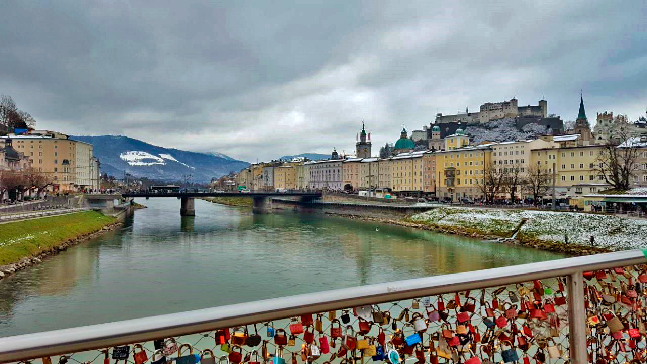 Uma das vistas durante turismo em Salzburg na ponte Makartsteg