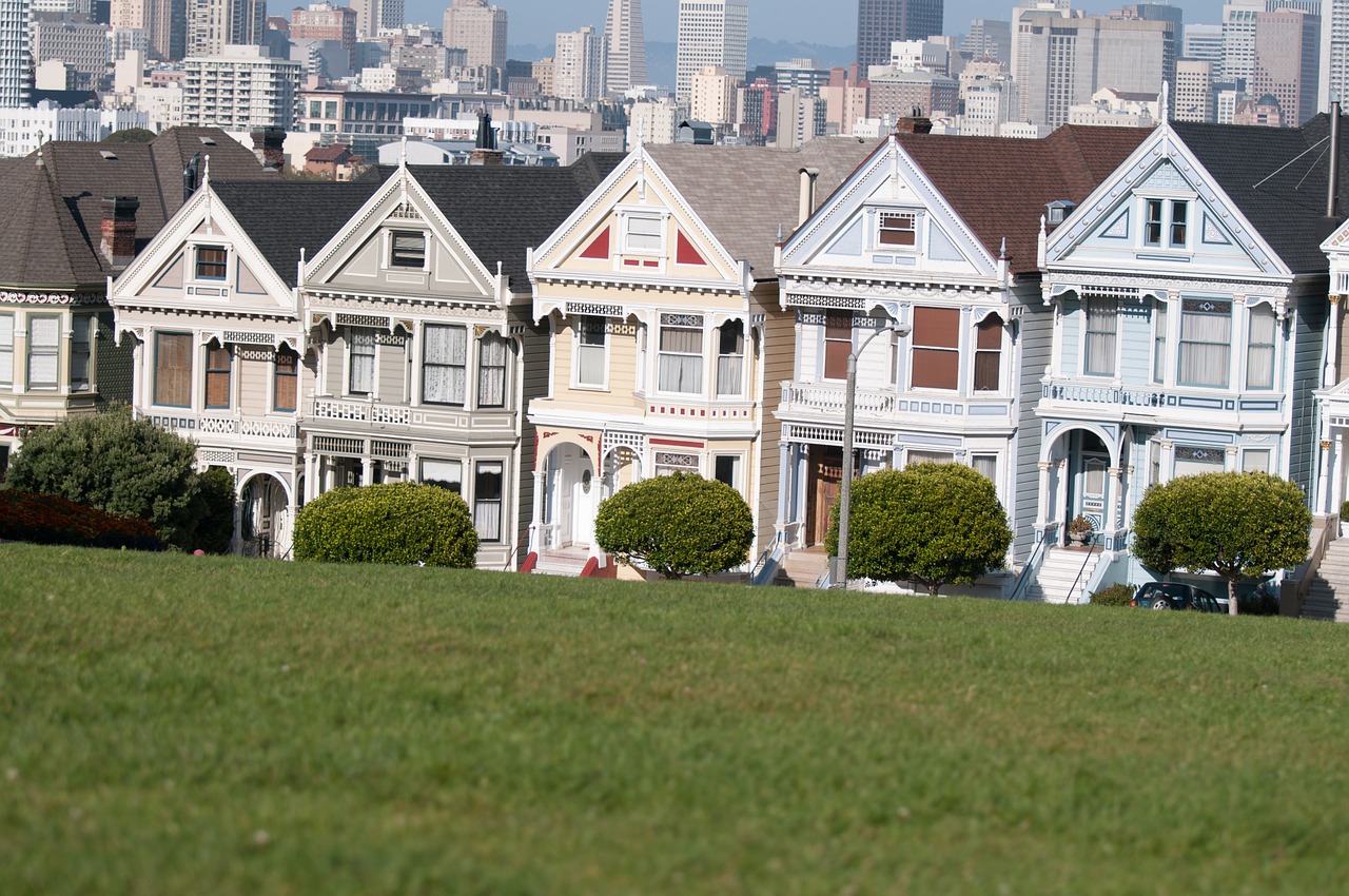 A Alamo Square é um dos pontos turísticos mais famosos principalmente pelo contraste com cidade de fundo