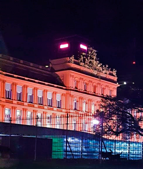 Vista da Casa Rosada iluminada à noite