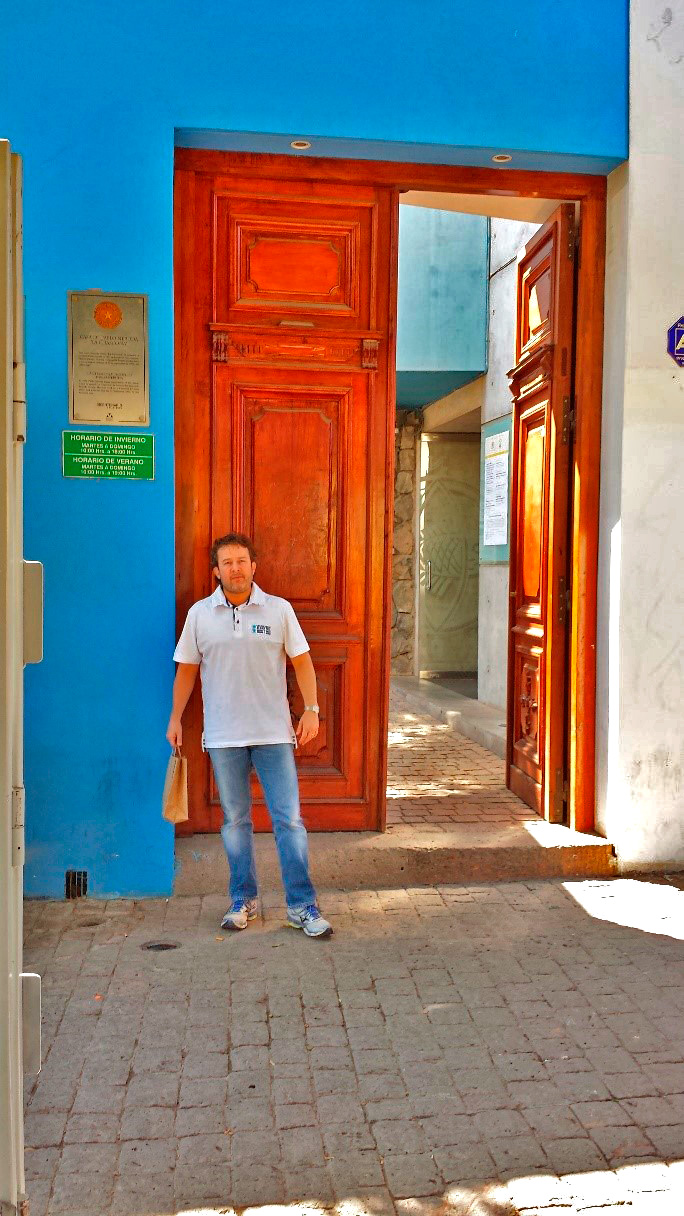 Meu genro Renato na entrada do Museu La Chascona