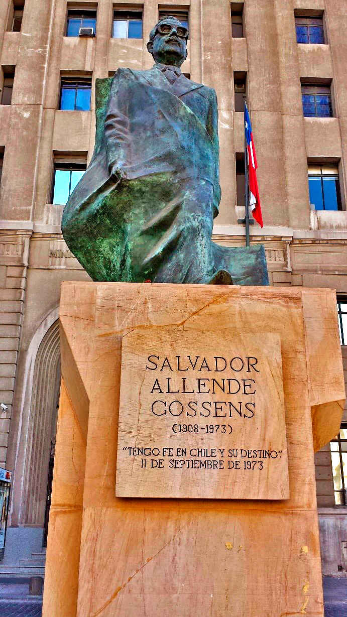 Em frente ao Palácio da Moeda fica a escultura do Presidente Salvador Allende