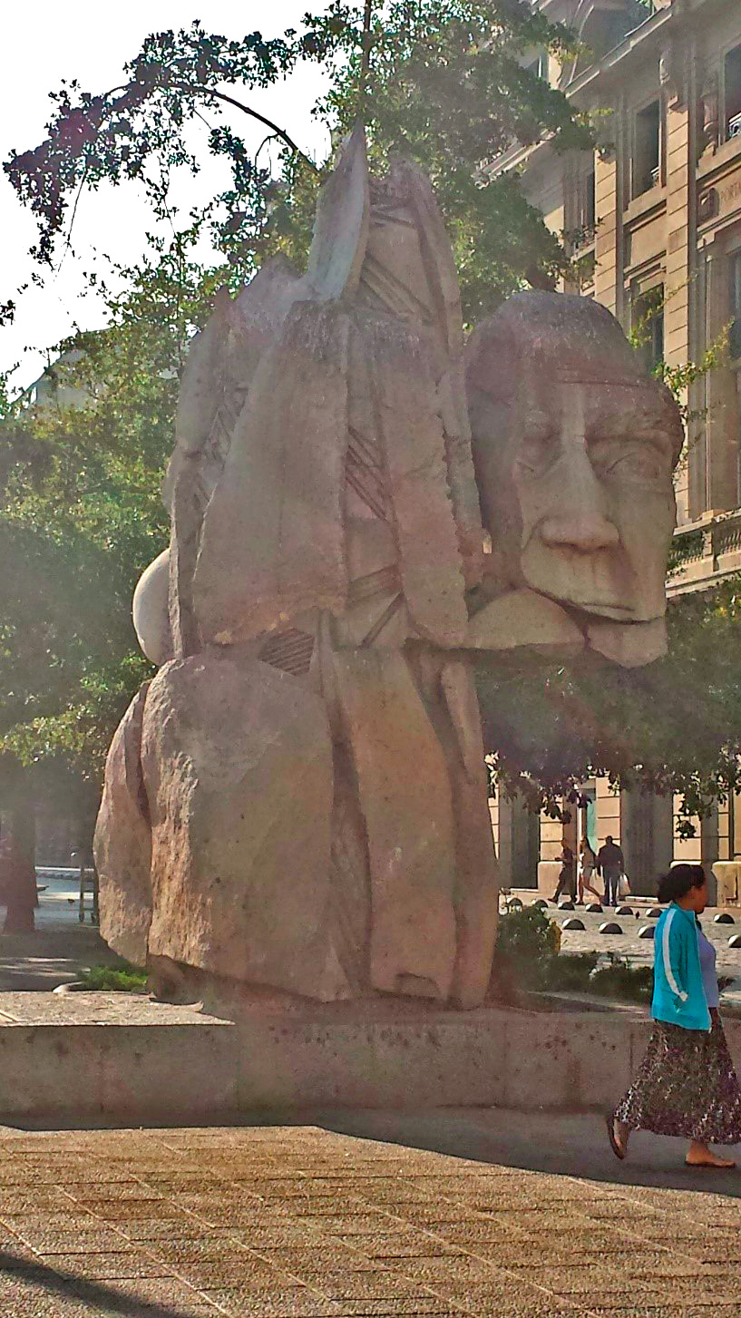 Estátua Mapuche na Plaza de Armas