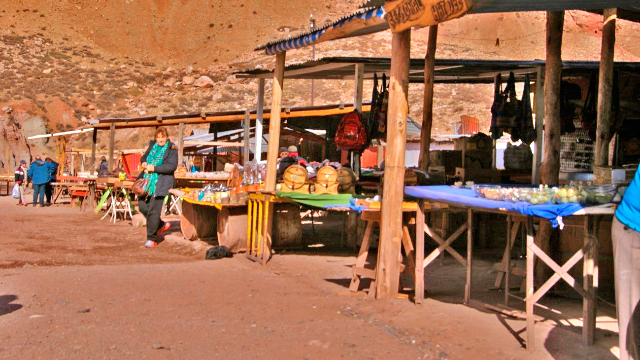 Feira de produtos artesanais feitos pelos moradores locais