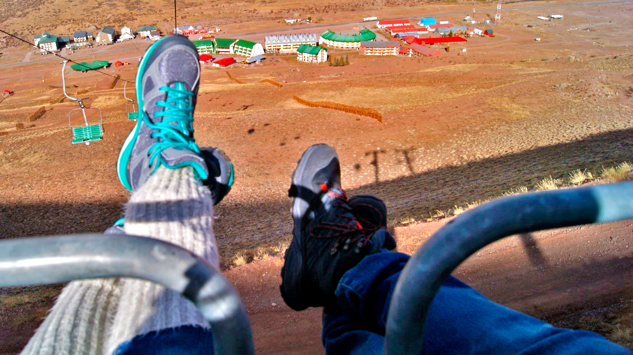 De pernas para o ar no passeio de teleférico em Mendoza na Argentina