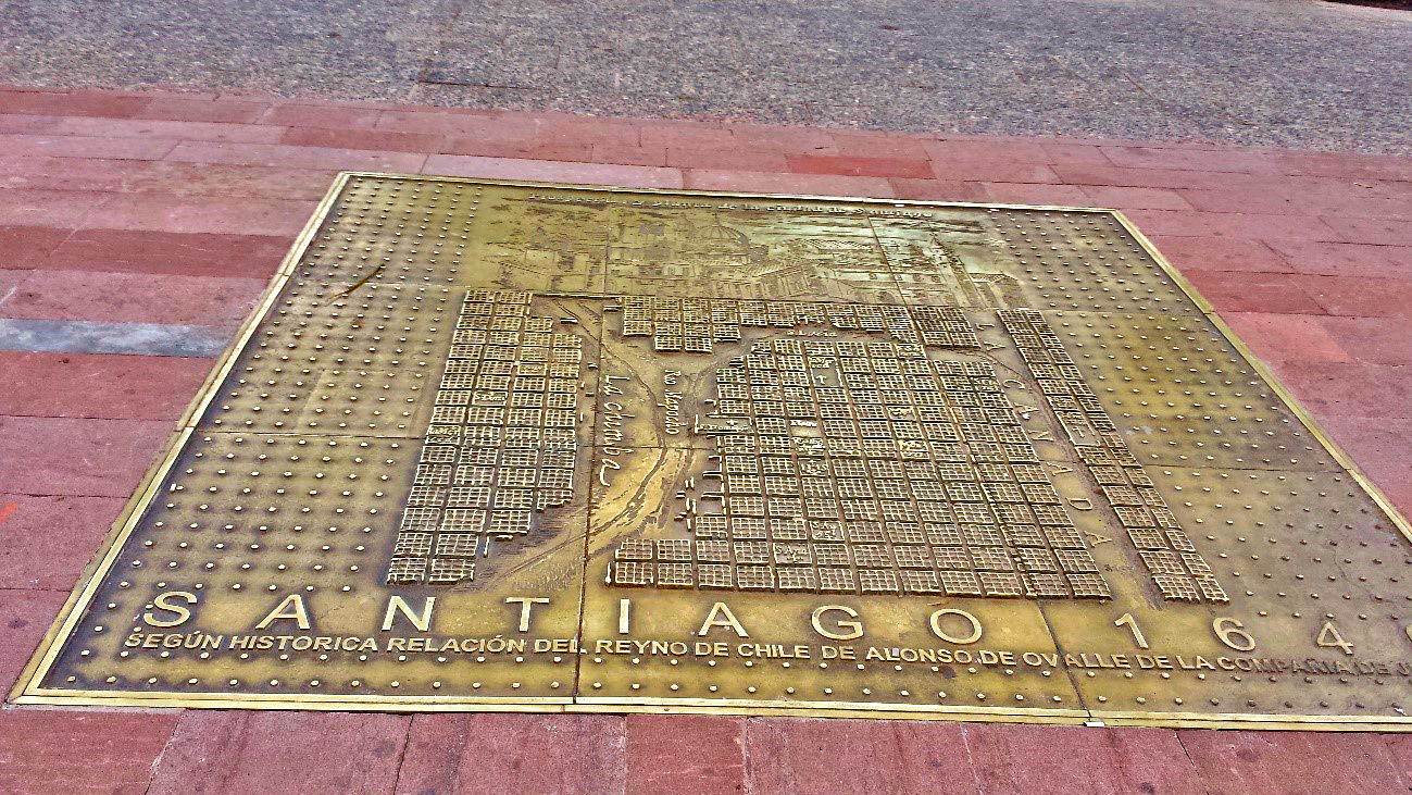 Placa de bronze instalada no chão da praça, que retrata o mapa da cidade de Santiago, de Alonso de Ovalle, 1646