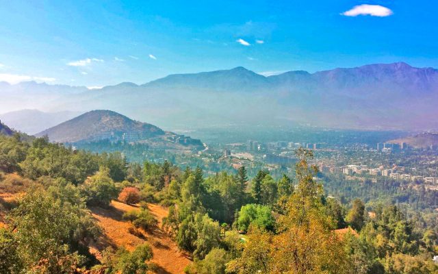 Uma linda vista que você encontra ao fazer turismo em Santiago