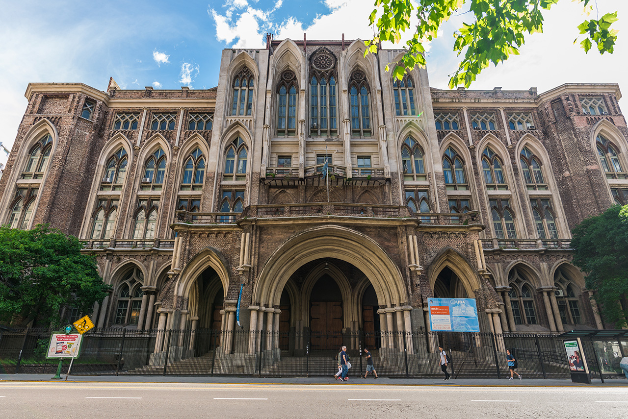 Essa é a fachada da Universidad de Buenos Aires - UBA para os cursos de engenharia