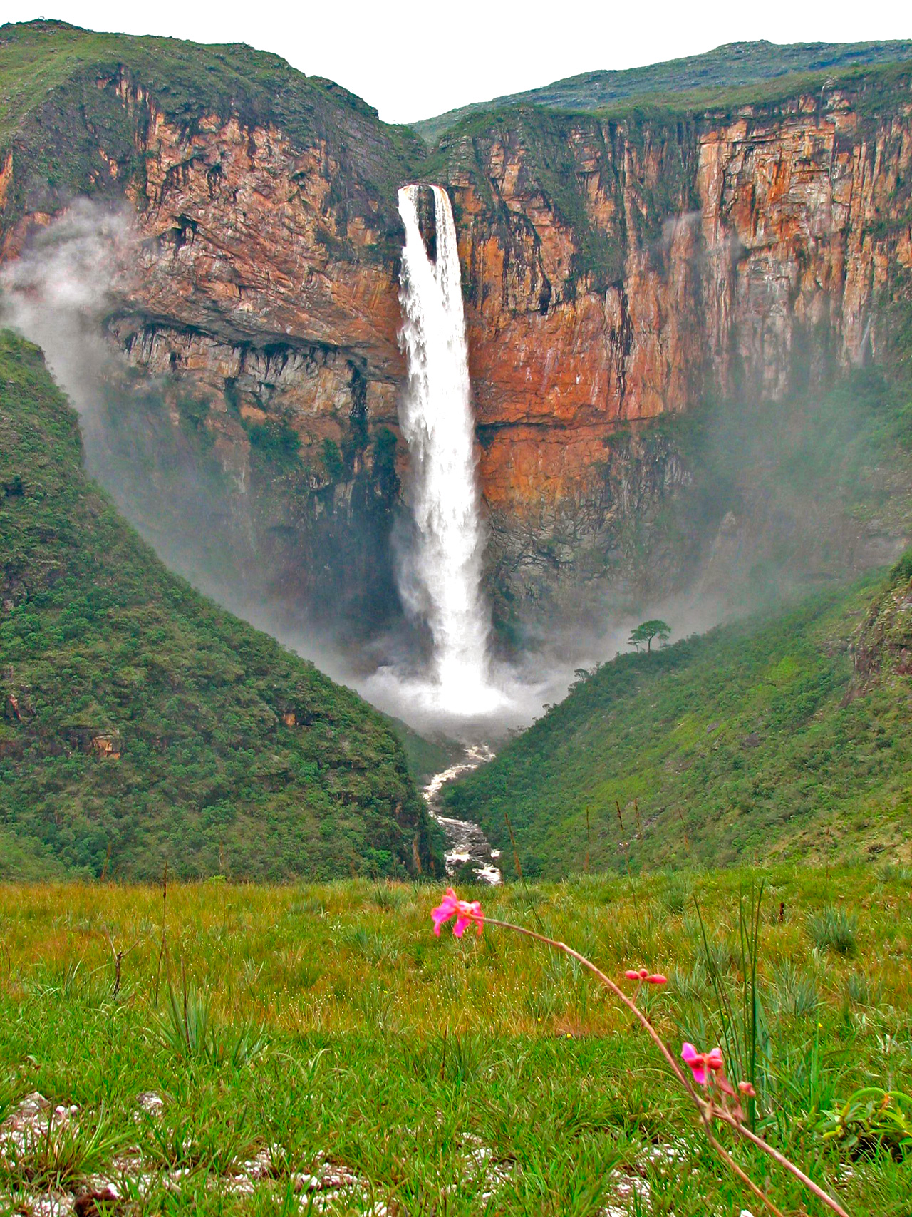 A Cachoeira do Tabuleiro fica localizada na Serra do Espinhaço e é uma das cachoeiras de Minas Gerais