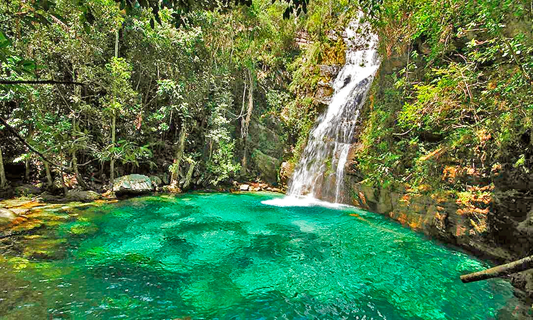 Essa é a Cachoeira Santa Bárbara localizada na Chapada dos Veadeiros e uma das cachoeiras de Goiás