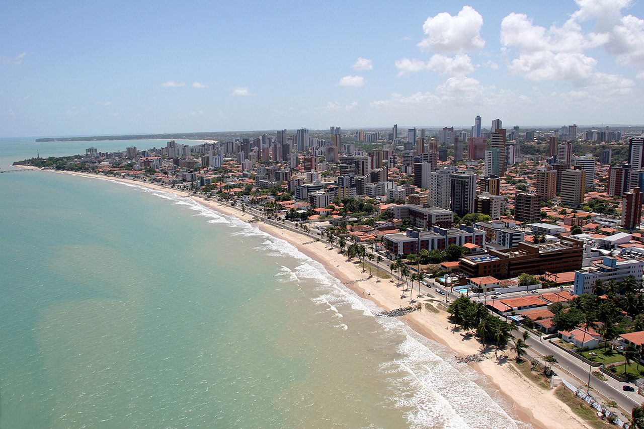 Vista de cima de João Pessoa e uma das praias da Paraíba e do Nordeste