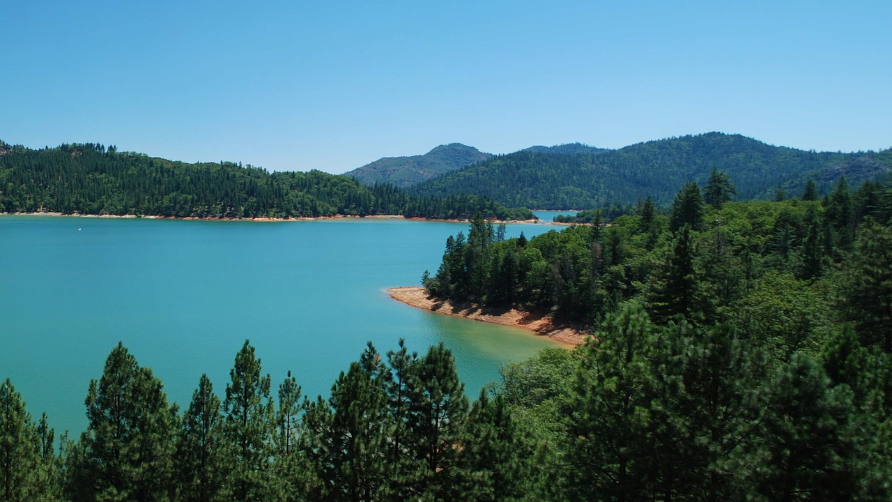 Esse é o lago Shasta que você encontra no Parque Nacional