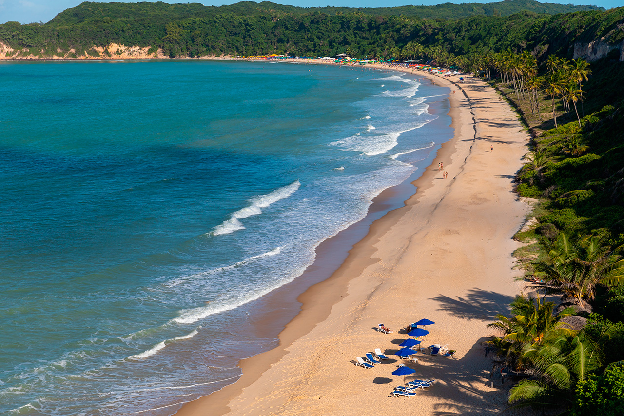 Que tal curtir esse visual da praia de Pipa após uma viagem curta de João Pessoa?