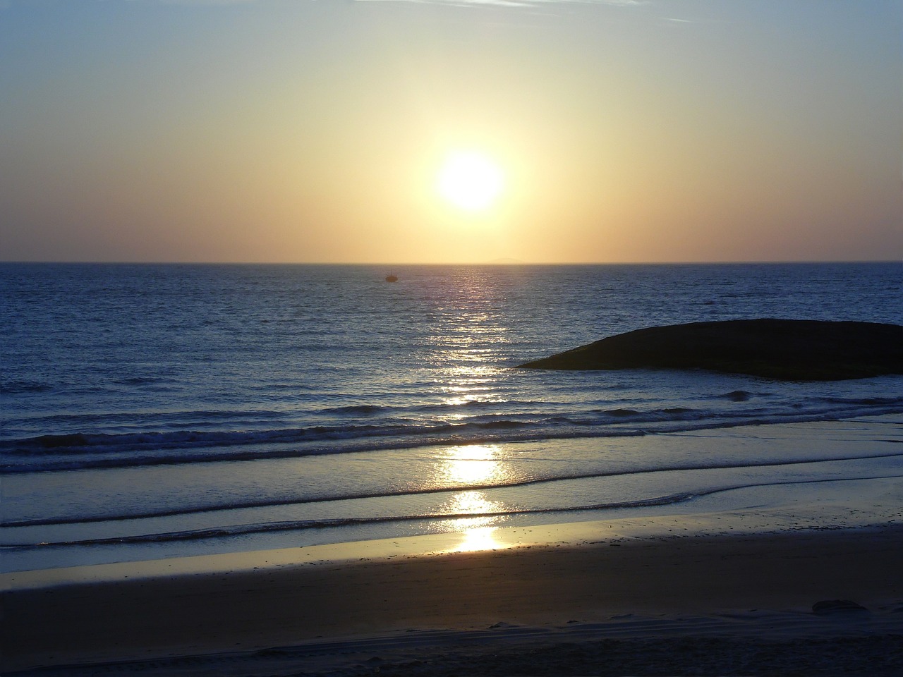 Lindo nascer do sol em uma das praias de Guarapari