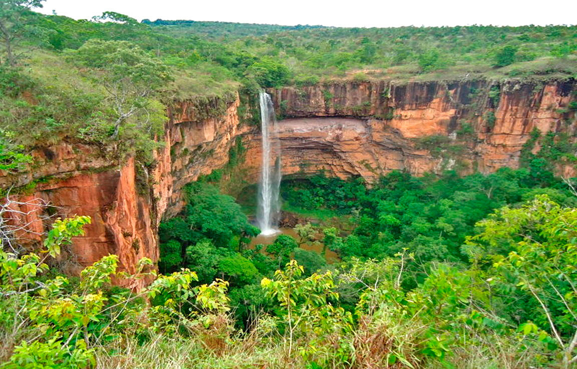 O Parque Nacional Chapada dos Guimarães é onde fica a Cachoeira Véu de Noiva, uma das cachoeiras do Mato Grosso (Créditos: Geovane Brandão/Wikiparques)