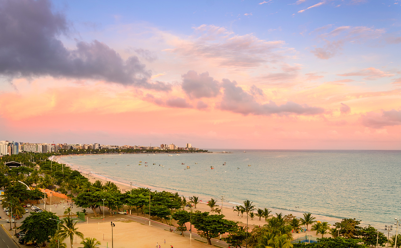 Na viagem curta para Maceió você pode curtir o pôr-do-sol da Praia de Pajuçara