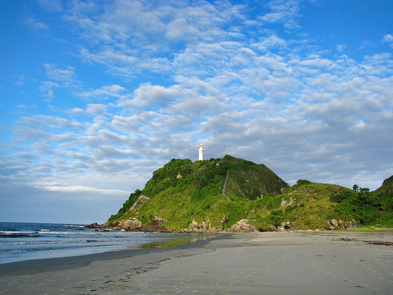 Praia do Farol na Ilha do Mel é uma das praias do Paraná