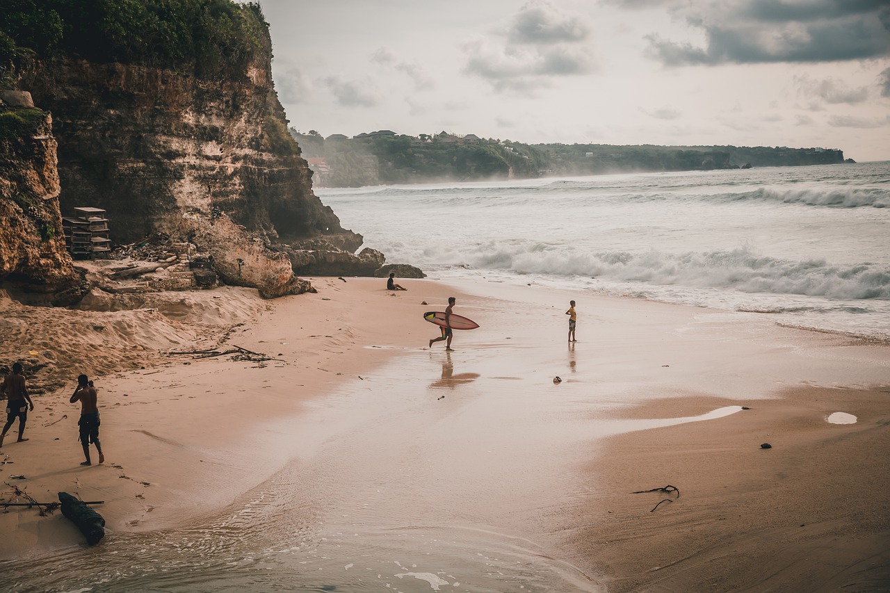 Surfistas em Uluwatu na Indonésia