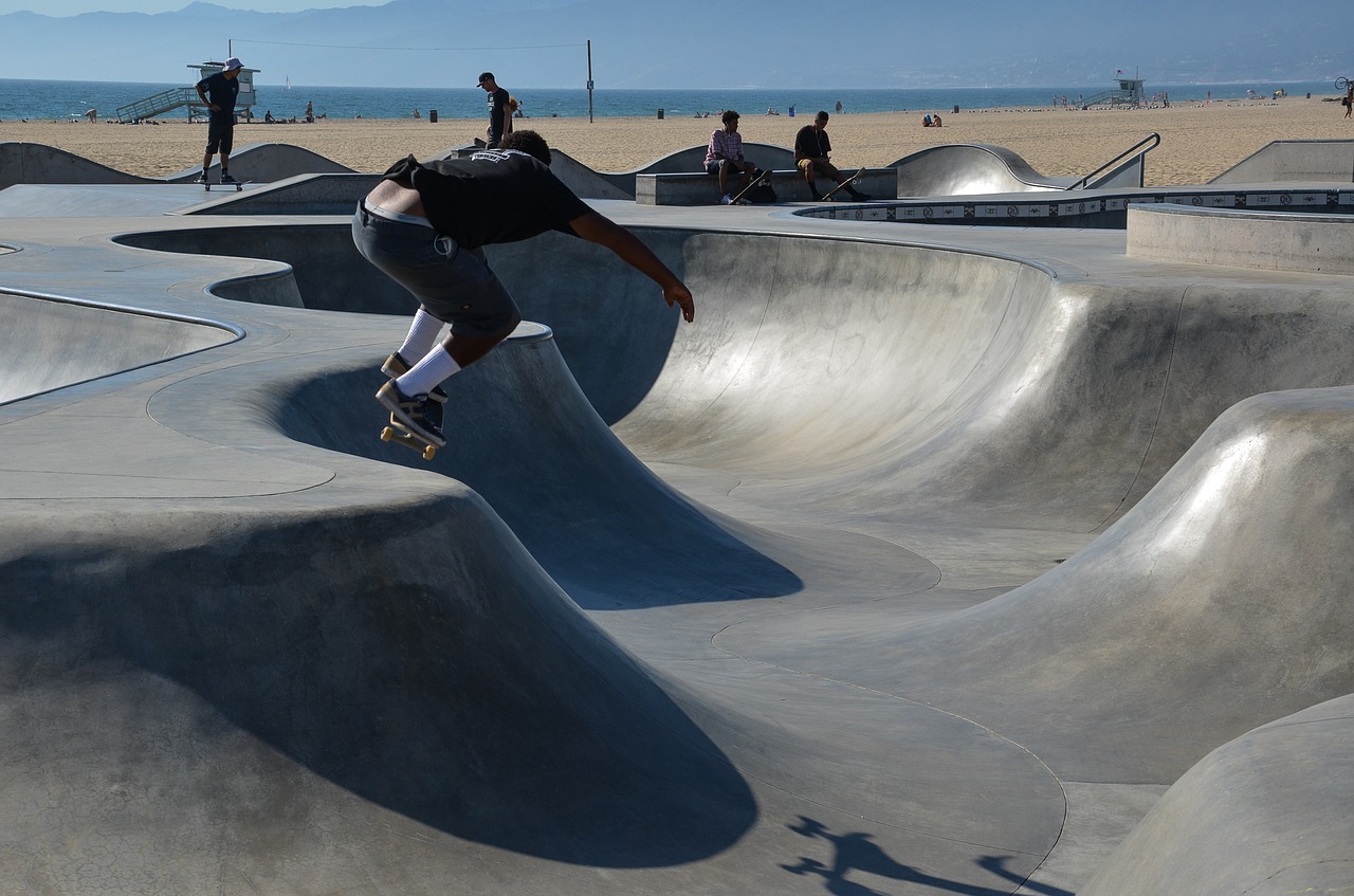 Os fãs de skate fazem a festa no Venice Skate Park