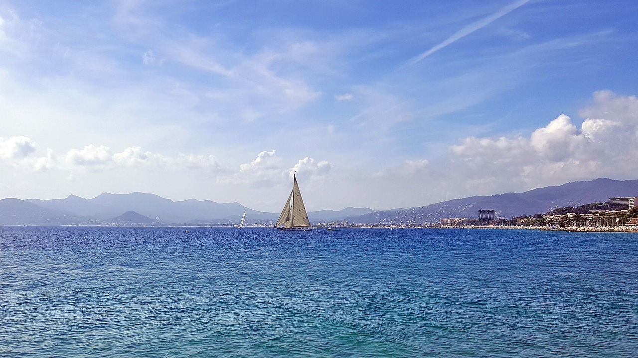 Barco à vela navegando pela Riviera Francesa